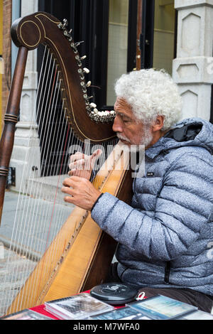 Quebec, Kanada. Die harfenistin Spielen in der Place Royale, Untere Stadt. Stockfoto