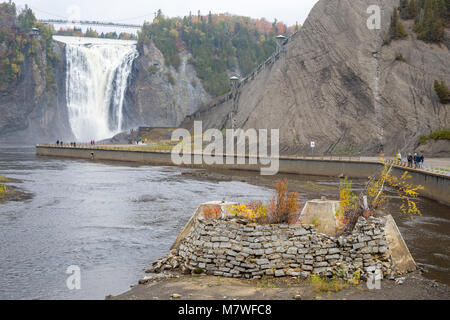 Quebec, Kanada. Weg zu Montmorency Falls. (Es gibt eine zipliner in Richtung der linken Seite des Falls, an der Spitze). Stockfoto