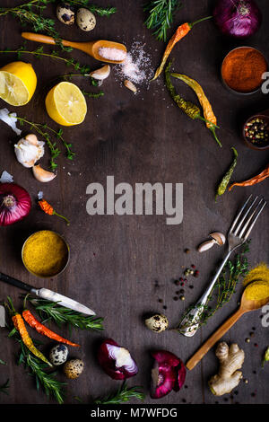 Frisches Gemüse und Zutaten zum Kochen auf hölzernen Hintergrund, Ansicht von oben, Platz für Text. Vegane Kost, vegetarische und gesund Kochen. Stockfoto