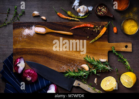 Gesundes Kochen Zutaten auf Holz- Hintergrund. Vegetarische Ernährung, Gesundheit oder Kochen Konzept. Stockfoto