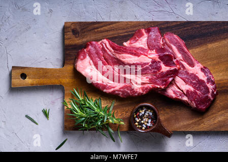 Raw Black Angus Prime Fleisch Steaks mit Gewürzen auf Holz kochen. Top Blick. Stockfoto
