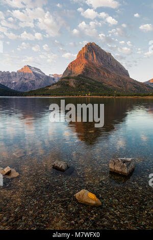 Morgen Licht am Swiftcurrent Lake, Glacier National Park, Montana Stockfoto