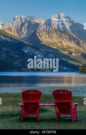 Zwei roten Stühlen und Blick auf die Upper Waterton Lake, Waterton Lakes National Park, Alberta, Kanada Stockfoto