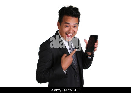 Extrem glücklich Asian Business Mann mit Handy auf weißem Hintergrund. Stockfoto