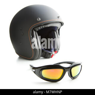 Motorrad Schutzbrille, Helm auf weißem Hintergrund. Stockfoto