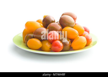 Lecker Kirschtomaten auf Platte auf weißem Hintergrund. Stockfoto