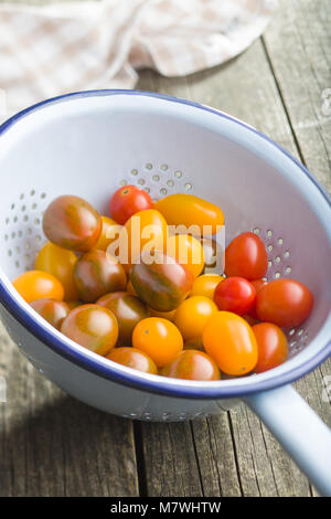 Lecker Cherry Tomaten in Sieb. Stockfoto
