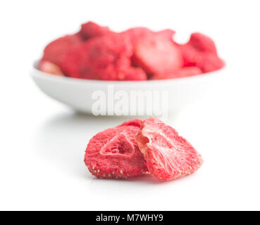 Gefriergetrocknete Erdbeer Schichten auf weißem Hintergrund. Stockfoto