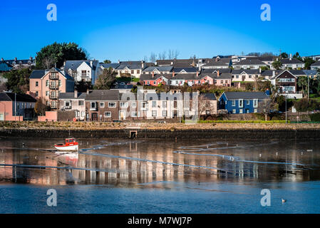 Einen herrlichen Blick auf den Hafen von Kinsale in der Grafschaft Cork, Irland mit Ebbe bei Sonnenuntergang Stockfoto