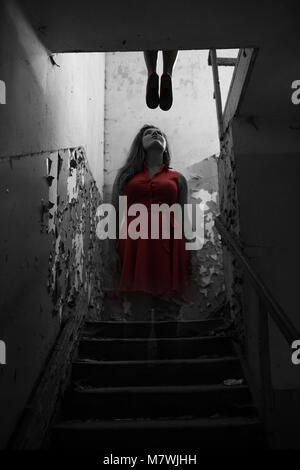Der Selbstmord Mädchen ghost im roten Kleid zeigen sich nach dem Tod Stockfoto