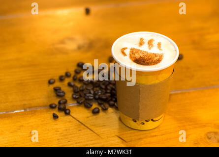 Kaffee nehmen in einem Karton Schale Stockfoto