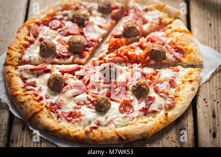 Fleisch fest Pizza mit Speck, Schinken, Rindfleisch Stockfoto