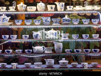 Chinesische Teekannen und Tassen in einem Schaufenster, Hongkong, China. Stockfoto