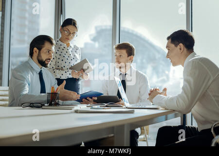 Junge Chef geben Erläuterungen zu neuen Projektideen Stockfoto
