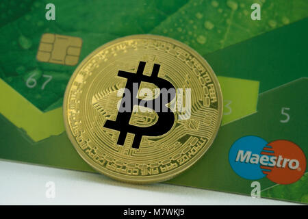 Russland - berezniki am 9. Oktober 2017: bitcoin und grüne Kreditkarte Stockfoto