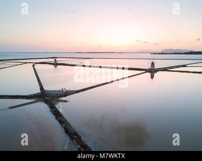 Luftaufnahme von Kochsalzlösung dello Stagnone bei Sonnenuntergang, Marsala, Provinz Trapani, Sizilien, Italien Stockfoto