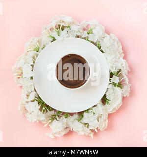 Kreative Flach, morgens Kaffee schwarz und weiße Blume phlox Um auf Rosa. Blick von oben. Stockfoto
