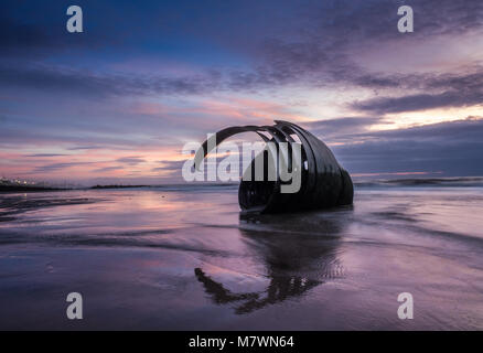 Sonnenuntergang am Strand von Cleveleys auf der Lancashire Coast mit dem Kunstwerk mary's Shell im Vordergrund. Stockfoto