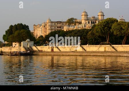 City Palace, spiegelt sich in dem Pichola-see bei Sonnenuntergang die größte Schlossanlage in Rajasthan Udaipur Indien Stockfoto