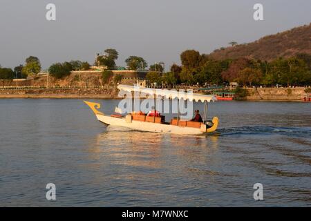 Kleine traditionelle indische Bootsfahrt auf dem Pichola-see im späten Abendlicht Udaipur Rajasthan Indien Stockfoto
