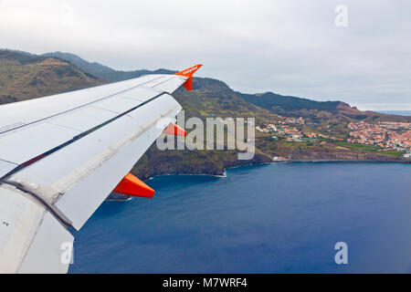MADEIRA, PORTUGAL - 14. JUNI 2013: Airbus A320 von EasyJet (Flugnummer EZY 7603) Flüge über der Insel Madeira. Luftbild des Atlantik Stockfoto