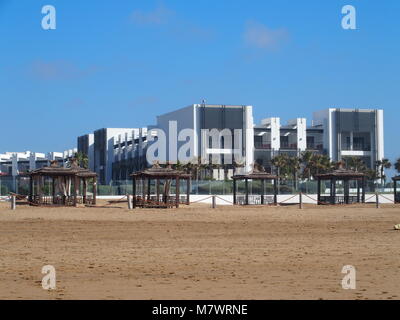 AGADIR, Marokko Afrika auf Februar 2017: Weißes, modernes Gebäude am Strand am Meer in Reisen Stadt mit Palmen in Schönheit Outdoor Plätzen ein Stockfoto