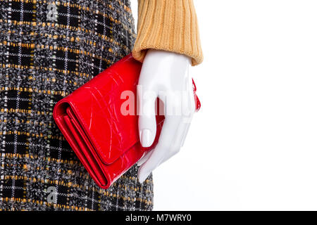 Close up Mannequinhand mit roten Geldbörse. Weiß isoliert Hintergrund. Stockfoto