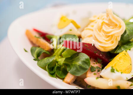 Kartoffelsalat mit roten Rüben, geräucherten Hering, Ei und Soja - bean Mayonnaise Stockfoto