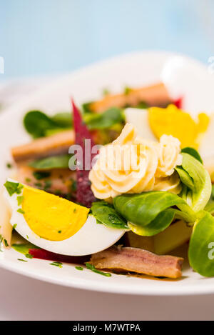 Kartoffelsalat mit roten Rüben, geräucherten Hering, Ei und Soja - bean Mayonnaise Stockfoto