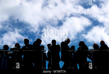 Racegoers in Silhouette während Meister Tag der Cheltenham Festival 2018 in Cheltenham Racecourse. Stockfoto