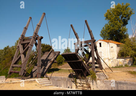 Bild zeigt die berühmte Brücke von Langlois, in Frankreich. Das Foto zeigt die Zugbrücke vollständig auf der Linken und ein Landhaus gezogen Stockfoto