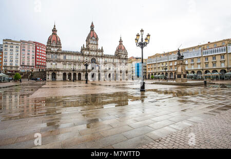 A CORUÑA, Galicien, Spanien - 13. JUNI 2016: Rathaus und die Statue von Maria Pita auf Quadrat auf Maria Pita Urlaubsort für Einheimische und Touristen Stockfoto