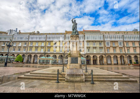 A CORUÑA, Galicien, Spanien - 13. JUNI 2016: Statue von Maria Pita auf Quadrat auf Maria Pita Urlaubsort für Einheimische und Touristen Stockfoto