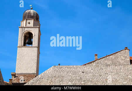 Der Glockenturm der franziskanischen Kloster in der Altstadt von Dubrovnik, Dalmatien, Kroatien. Ihre Schönheit ist in die UNESCO-Liste des Weltkulturerbes aufgeführt Stockfoto