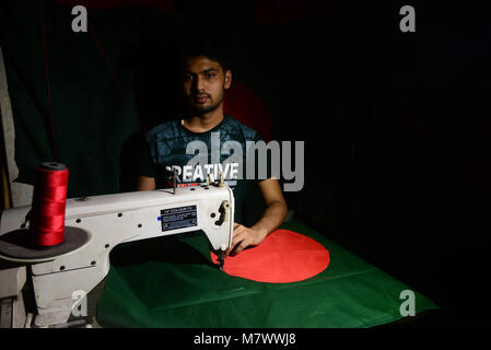 Ein Arbeiter nähen die Nationalflagge von Bangladesch für die bevorstehende Veranstaltung Tag der Unabhängigkeit am 26. März in Dhaka, Bangladesch, am März 05, 2018. Stockfoto