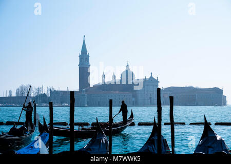 Venedig, Italien: San Giorgio Maggiore, vom historischen Zentrum gesehen, mit gondoliere vorbei vor Stockfoto