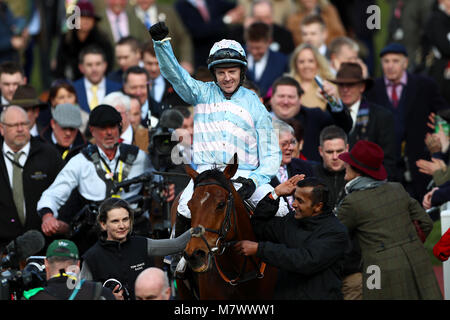 Summerville Junge geritten von Jockey Noel Fehily feiert den Gewinn der Sky Bet Supreme Novizen "Hurdle Race während Meister Tag der Cheltenham Festival 2018 in Cheltenham Racecourse. Stockfoto