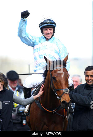 Summerville Junge geritten von Jockey Noel Fehily feiert den Gewinn der Sky Bet Supreme Novizen "Hurdle Race während Meister Tag der Cheltenham Festival 2018 in Cheltenham Racecourse. Stockfoto