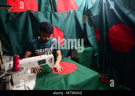 Ein Arbeiter nähen die Nationalflagge von Bangladesch für die bevorstehende Veranstaltung Tag der Unabhängigkeit am 26. März in Dhaka, Bangladesch, am März 05, 2018. Stockfoto