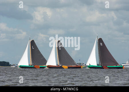 Eine traditionelle Regatta mit klassischen niederländischen Holz- Flachbild-bottemend Boote auf den Seen in Friesland, Niederlande Stockfoto