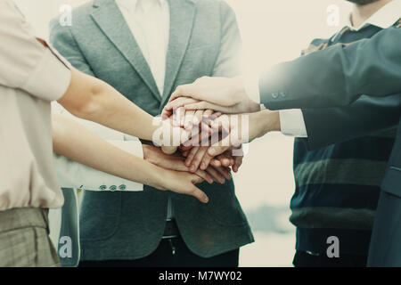 Konzept der Erfolg im Geschäft: freundlich Business Team stehen in einem Kreis und seine Hände zusammen verbinden Stockfoto