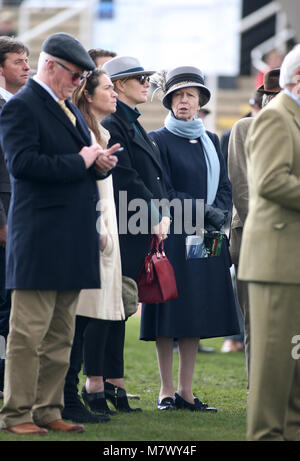 Zara Tindall und die Princess Royal während Meister Tag der Cheltenham Festival 2018 in Cheltenham Racecourse. Stockfoto