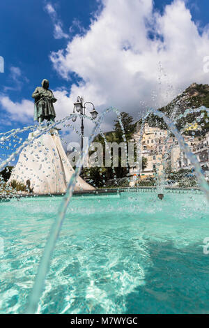 Flavio Gioia Statue, Kompass Erfinder, Promenade in Amalfi, Salerno, Kampanien, Italien Stockfoto