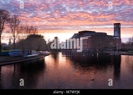 Stratford-upon-Avon Großbritannien März 2017 Theater der Royal Shakespeare Company (RSC) als aus dem Fluss bei Sonnenuntergang mit dramatischen Wolken im Hintergrund gesehen Stockfoto