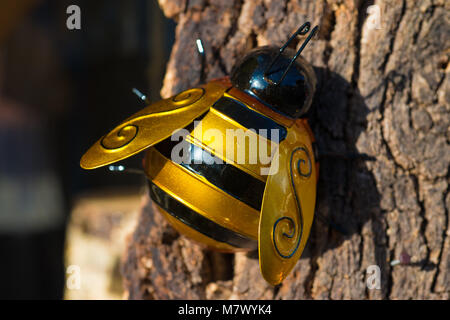 Künstliche Goldene Biene Schmuck am Baum Stockfoto