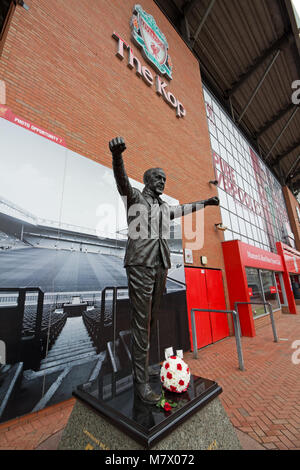 Statue im Gedächtnis des ehemaligen Manager Bill Shankly außerhalb der Kop Ende Anfield, der Heimat des Liverpool Football Club. Stockfoto