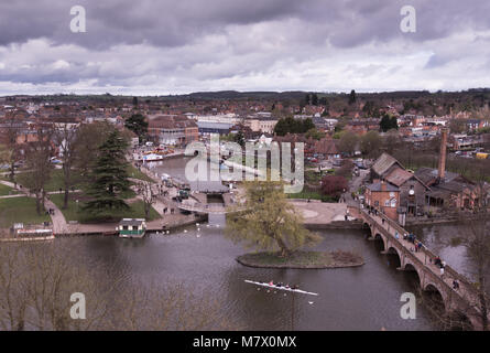 Luftaufnahme von Stratford-upon-Avon Großbritannien in Shakespeare's England mit Schwänen und den Hafenbecken und im Vordergrund sperren und Welcombe Hügel und stürmischen Ski Stockfoto