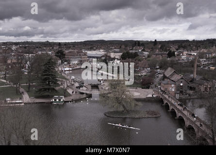 Luftaufnahme von Stratford-upon-Avon Großbritannien in Shakespeare's England mit Schwänen und den Hafenbecken und im Vordergrund sperren und Welcombe Hügel und stürmischen Ski Stockfoto