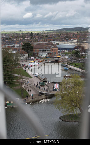 Luftaufnahme von Stratford-upon-Avon Großbritannien in Shakespeare's England mit Schwänen und den Hafenbecken und im Vordergrund sperren und Welcombe Hügel und stürmischen Ski Stockfoto