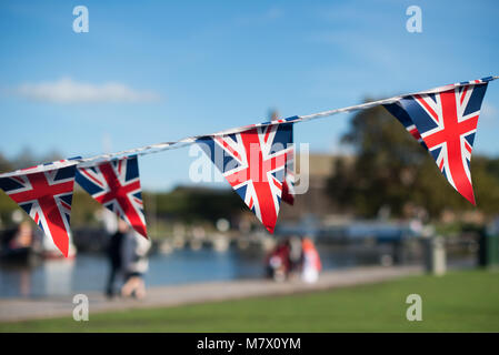 Der britische Union Jack bunting Feiern royal Event in Großbritannien mit typisch englischen Hintergrund Stockfoto